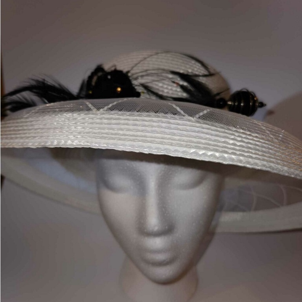 Woman’s hat. Excellent condition